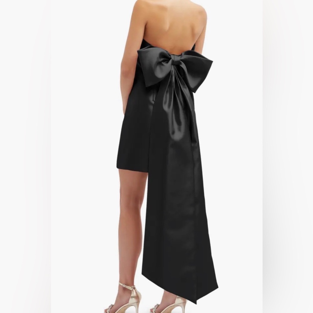 Alfred sung Oversized bow back strapless mini dress
Ladies size 12 Black